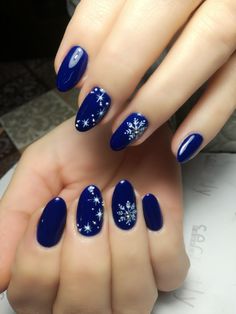 Midnight Blue Christmas Nails, Royal Blue Winter Nails, Nagel Design Winter, Blue Snow Nails, Christmas Nail Designs Blue, Navy Blue Christmas Nails, Blue Nails Christmas, Dark Blue And White Nails, Dark Blue Christmas Nails