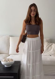 파인 네크라인이 있는 부드럽고 몸에 딱맞는 크롭 탱크탑. Scoop Neckline, Fabric Material, Crop Top, Crop Tops