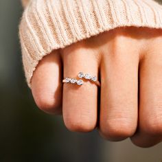 A meaningful message card that reads "When you wrap this ring around your finger", this sweet and dainty open ring is the perfect gift for a loved one, on birthday, holiday and many other occasions. Minimalist Bangle, Wearing Jewelry, Online Shop Accessories, Friendship Necklaces, Zircon Ring, Cross Bracelet, A Hug, Open Ring, Message Card