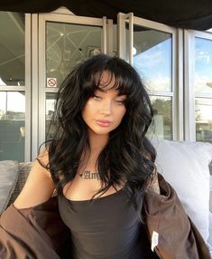 Black Hair With Bangs And Highlights, Long Dark Hair Ideas, Edgy Black Hair, Medium Body Outfits, Dark Feminine Hair, Capricorn Hair, Money Piece With Bangs, Dark Hair Inspiration, Dark Hair Aesthetic