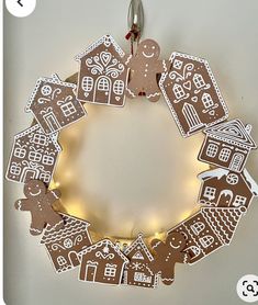 Cardboard Christmas Decorations, Christmas Decorations Crafts, Cardboard Gingerbread House, Gingerbread Wreath, Cardboard Christmas, Gingerbread Village, Minimalist Christmas Tree