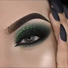 Hunter Green Makeup Look, Green Makeup Looks For Prom, Black And Green Eyeshadow, Emerald Green Eyeshadow Looks, Green And Black Eyeshadow, Green Christmas Makeup, Emerald Green Prom Makeup, Emerald Green Eye Makeup, Emerald Green Makeup Looks