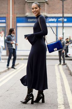 Fall Sweater Dress, London Fashion Weeks, Look Adidas, London Fashion Week Street Style, Skandinavian Fashion, Long Sweater Dress, Looks Street Style, Business Outfit, Mode Inspo