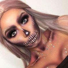 Makijaż Sugar Skull, Fantasy Make-up, Halloween Make-up Looks, Halloweenský Makeup, Classic Halloween Costumes, Cute Halloween Makeup, Skeleton Makeup, Halloween Makeup Pretty, Cool Halloween Makeup