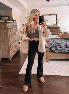 Comfy Legging Outfits, Classic Mini Ii Boot, Leggings Outfit Fall, Comfy Fall Outfits, Pastel Outfit, Flared Leggings, Leggings Outfit, Outfit Fall