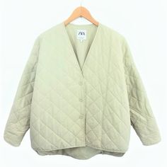 Quilted Jacket V-Neck Jacket With Long Sleeves Features Side In-Seam Pockets, An Asymmetric Hem Button Fastening At The Front. Crunchy Outfits, Cutesy Outfits, Quilt Coats, Cutesy Outfit, Buisness Casual, Fall Fits, Quilted Coat, Zara Jackets, Fall 2024