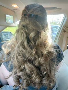 Slide Clip Hairstyles, Curled Hair With Clip, Aesthetic Hair Clip Hairstyles, Messy Hairstyles Aesthetic, Clips In Hair Aesthetic, Little Clips Hairstyles, Barrette Clip Hairstyles, Clip Up Hairstyles