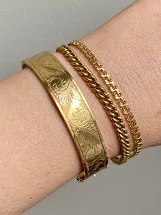 Made in 1962 - Wide Hinged Bangle in 18k gold - Etched Curls Pattern - Stockholm, Sweden - Size 7 Stunning vintage hinged bangle crafted in 18k yellow gold. Bangle was made in 1962 by maker GFP active 1945-1968. Bracelet has full Swedish hallmarks for maker, year, location and gold purity. By hand, the goldsmith etched a wonderful swirling curl pattern on one side of the bangle and polished the other side - you can wear her either way - a two in one! She is oval shaped measuring 7 inches inside Funky Gold Bracelet, Vintage Bangles Gold, Vintage Gold Jewelry Antiques, Vintage Gold Bangles, Big Gold Bracelet, Gold Accessories Outfit, 1960s Bracelet, Curls Pattern, Jewelry Aesthetic Gold