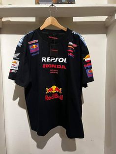 F1 Clothes, F1 Shirt, Football Shirt Designs, Cool Shirt Designs, Shirt Design Inspiration, Racing Shirts, Usa Outfit, Cool Jackets, Tshirt Outfits