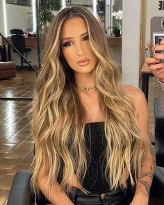 KAINÃ DECANINE on Instagram: "Fresh gold Blond! ✨ @kpro_oficial . . . #blonde #goldblonde #longhair #loiro #loirodourado #cabelo #mechas" Blue Brown Hair, Warm Blonde Hair, Color Castaño, Golden Blonde Hair, Blonde Hair Inspiration, Ombré Hair, Punk Hair, Brunette To Blonde, Brown Blonde Hair