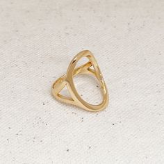 This 18k gold-filled oval-shaped ring is sure to turn heads! Its unique geometric design and stylish look make it the perfect addition for any fashionista's collection. Add some luxury to your life today! Metal: 18k Gold filled Available sizes:  6,7, 8, 9 and 10 Hypoallergenic Waterproof Handcrafted in Brazil Modern Gold Oval Ring, Modern Gold Midi Rings With Open Band, Modern Gold Midi Ring With Open Band, Modern Gold Open Band Midi Rings, Modern Gold Open Circle Ring, Modern Oval Midi Rings For Everyday, Modern Oval Yellow Gold Midi Rings, Modern Yellow Gold Oval Midi Rings, Elegant Gold Open Circle Midi Rings