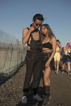 Coachella Couple Outfits, Coachella Couple, Coachella 23, Coachella Pictures, Edc Mexico, Couple Ootd, Edm Festival Outfit