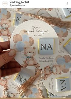 a person holding up a card with teddy bears on it and the word congratulations written in spanish