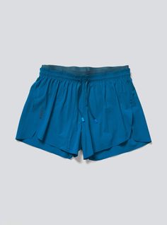 Designed to go further — the Multi Short is a lightweight, 4-way stretch trail short with an extra-breathable, micro-perforated split-hem shell and an integrated moisture-wicking brief liner. A nearly unnoticeable multi-pocket system integrated into the waistband can easily secure nutrition, headlamp, gloves, phone, keys and more in four no-bounce pockets. Nylon Activewear With 4-way Stretch, Short Leg, Nylon Activewear With Built-in Shorts And Medium Support, Technical Nylon Activewear With Built-in Shorts, 4-way Stretch Nylon Activewear Shorts, Sportswear Shorts With 4-way Stretch And Pockets, Anti Chafing, Wide Waistband, Range Of Motion, Split Hem