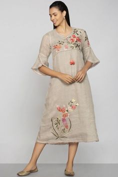 Linen Kurti Design, Linen Dress Pattern, Unique Party Ideas, Ideas For Fun, Kurti Sleeves Design, New Kurti Designs, Embroidered Kurti, Simple Kurti Designs