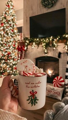 aesthetic Christmas wallpaper: cozy night Cute Christmas Ideas, Christmas Dreaming, Cozy Christmas Decor, Cute Christmas Wallpaper, Cosy Christmas, Christmas Feeling, Holiday Mood, Christmas Inspo, Warm Christmas