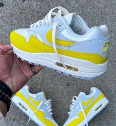 Casual Shoes Women Sneakers, Nike Shoes Women Fashion, Nike Fashion Shoes, Pretty Shoes Sneakers, Shoes Outfit Fashion, Sneaker Lovers, Nike Air Shoes, Shoes Sneakers Nike, Exclusive Sneakers