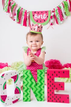 Watermelon Birthday Party Theme, Watermelon 1st Birthday, Watermelon First Birthday, Melon Birthday, One In A Melon Birthday, Watermelon Birthday Party, 6 Month Baby Picture Ideas, Box Party Favors, Cake Smash Photo Shoot