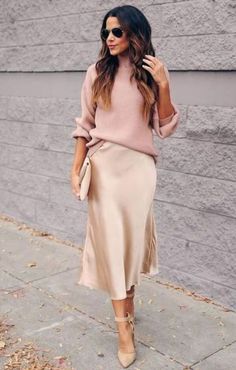 Satin Skirt Outfit, Mode Casual, Looks Street Style, Stylish Work Outfits, Fashion Mistakes, Looks Chic, Silk Skirt, Work Fashion, Look Chic