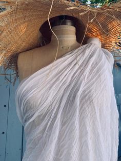 a mannequin with a straw hat on top of it's head and neck