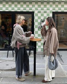 Bags Parisians Are Carrying This Spring - PurseBop Casual Dinner Outfits, Casual Dinner Outfit Summer, Dinner Outfit Fall, Chica Chola, Dinner Outfit Casual, Scandi Fashion, Chicana Style, Copenhagen Street Style, Latina Outfits