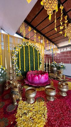 Flower Decoration For Ganpati, Haldi Decoration Ideas, Small Wedding Decor, Mehendi Decor Ideas, Simple Stage Decorations, Wedding Stage Backdrop, Decoration For Ganpati, Wedding Entrance Decor, Simple Birthday Decorations