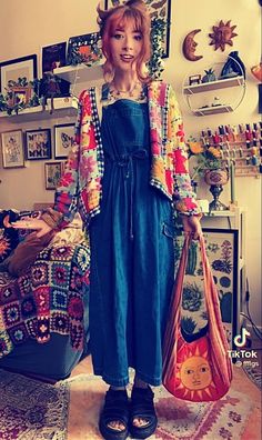 [PaidLink] 13 Most Pinned Art Teacher Outfits Insights You Never Thought Of In No Time #artteacheroutfits Boho Art Teacher Outfits, Artsy Girl Outfit, Art Teacher Aesthetic Outfits, Hippie Teacher Outfits, Art Teacher Outfits Aesthetic, Art Teacher Style, Artsy Aesthetic Outfits, Aging Art, Teacher Outfits Middle School