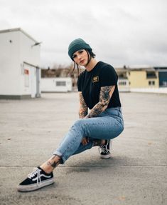 Tattooed Masc Women, Queer Female Fashion, Elder Emo Style, Androgyny Fashion Women, Simple Punk Outfits, Female Masculine Outfits, Lipstick Lesbian Fashion, Lesbian Outfits Aesthetic, Tomboy Fall Outfits