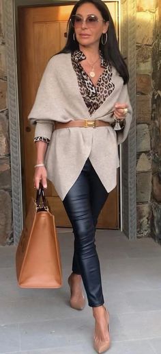 Mode Over 50, Classy Wedding, Over 50 Womens Fashion, Looks Chic, Hiking Outfit, Fall Fashion Outfits, Guest Outfit