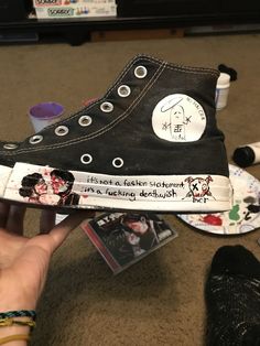 Converse Doodles Aesthetic, Converse Designs Diy Grunge, Drawing On Shoes Ideas Converse, Diy Shoe Ideas, Mcr Shoes, Converse Shoes Ideas, Mcr Converse, Drawn On Converse Grunge