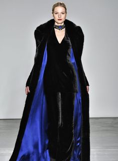 Ready-to-Wear Fall 2017 - Zang Toi - Sagafurs High Class Fashion, Goth Outfit Ideas, Clothing Pattern Design, Satin Coat, Big Sleeves, Abayas Fashion, Pretty Style, Abaya Fashion, Formal Style