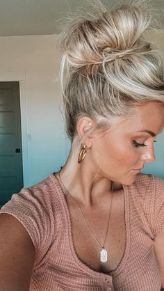 Easiest messy bun! | Instagram White Hair Messy Bun, Mess Up Do Hairstyles, Easy Updo Buns For Medium Hair, Beach Buns Hair, Medium Hair High Bun, Messy Buns For Layered Hair, Messy Bun With Hair Extensions, Casual Messy Updo