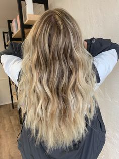 Beach Curled Hair, Lived In Blonde Highlights, Lived In Blonde Balayage, Sandy Blonde Balayage, Beachy Blonde Hair, Lived In Blonde, Grad Hair, Sandy Blonde Hair, Fall Blonde Hair