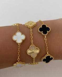 Elevate your style with our Gold Luxury Bracelets Set. Clover Crystals & Tennis Bracelet. Perfect for her. Shop now! How To Style Bracelets, Bracelet Gold Designs For Women, Bracelet En Or, 21k Gold Jewelry, Bracelet Ideas Gold, Van Cleef Bracelet, Bracelet Or, Luxury Things, Luxury Bracelets