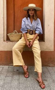 Cada vez que llega la primavera hay unas sandalias planas que ponen de acuerdo a muchísimas mujeres de todo el mundo. Y no a unas mujeres cualquieras, a las que adoran, valoran y saben de moda. Hablamos de unas sandalias planas icónicas porque traspasan fronteras y generaciones, de las mujeres clásicas a las jóvenes modernas. Lefties ha captado esa esencia IRRESISTIBLE y ha lanzado un modelo playero en varios colores que va a volverte loca.Chanclas de Lefties Nos las hemos encontrado de casua... Mode Casual, Spring Summer Outfits, Look Fashion, Spring Summer Fashion, Chic Outfits, Spring Outfits, Casual Chic, Stylish Outfits