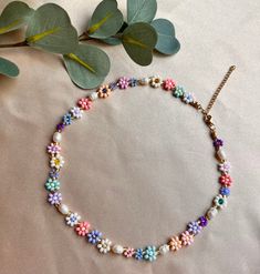 Daisy Pearl Necklace, Pulseras Kandi, Beaded Daisy, Pearl Necklace Choker, Beading Jewelery, Bead Choker, Diy Bracelet Designs, Beads Bracelet Design, Handmade Jewelry Tutorials