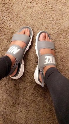 Nike Sandals, Tenis Nike, Nike Tanjun, Nike Free Shoes, Crazy Shoes, Pretty Shoes, Shoe Obsession, Look Casual, Shoe Game