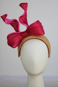 Abaca Silk Bow, Big Bow Headband, Royal Ascot FascinatorElegant straw halo headband in light brown with a red and pink abaca silk bow. The base is hand blocked from a fine straw using traditional millinery techniques. The headband base is wired for extra strength and finished underneath with straw. Decorated with a lovely big abaca silk bow which is wired to keep the bow in it place.Beautiful headpiece, perfect for weddings, wedding guests, races and other special occasions.The headband is finis Wedding Guest Fascinators, Fascinator Hats Outfit, Fascinator Hats Wedding, Big Bow Headband, Kentucky Derby Fascinator, Heart Headband, Bridal Fascinator, Halo Crown, Halo Headband