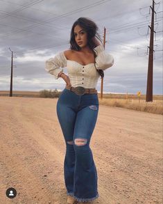 Latina Baddie Instagram, Vaquera Outfit Mexican, 2000s Latina Fashion, Latina Baddie Outfit, Takuachita Outfits, Latina Baddie, Western Girl Outfits, Cute Cowgirl Outfits