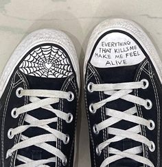 Converse Drawing, Best Sneakers For Men, Doodle Shoes, Diy Converse, Shoes Grunge, Sharpie Shoes, Converse Design, Grunge Shoes, Cute Converse