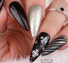 Classy Black Nails, New Years Nail Designs, Snowflake Nail Art, Winter Nails Acrylic, Glamorous Nails, Black Nail Designs