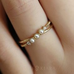 18k Solid Gold Criss Cross Ring, Three Mini Freshwater Pearls Diamonds Ring, June Birthstone, Dainty Everyday Ring, Real Pearl Causal Rings DETAILS ♡⃛ ⃛ Main stone: Freshwater Pearl Side stone: Moissanite/ Diamond Band width: 1.5mm Band thickness: 1.2mm OUR GEMSTONES ♡⃛ ⃛ At Kiseki Kiara, we use both precious and semi-precious stones throughout our jewelry designs, with each stone set-by-hand in our workshop. We carefully source gemstones for their quality and color ensuring you receive the best Rare Rings Unique, Pearl And Gemstone Ring, Aqua Ring, Luxury Jewelry Box, Criss Cross Ring, Single Stone Ring, Pearl And Diamond Ring, Everyday Ring, Diamonds Ring