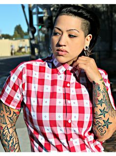 Butch Women, Undercut Hair Designs, Lesbian Outfits, Formal Chic, Gender Fluid Fashion, Lesbian Fashion, Style Inspiration Casual, Retro Sport, Androgynous Fashion