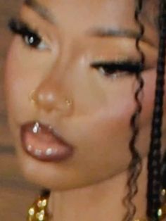 90s Makeup Looks Black Women, Glossy Lip Combo, Lip Combo For Brown Skin, Blk Vintage, Glam Eyeliner, Sharp Eyeliner, Eyeliner Aesthetic, Braids Inspiration, Makeup Flawless