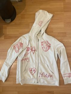 Hand embroidered hoodie, customised white hoodie with red embroidery designs inspired by Jungle's Loving In Stereo album. Hand Embroidery Hoodie, Embroidered Hoodie Diy, Hoodie Embroidery Ideas, Hand Embroidered Hoodie, Hand Painted Hoodie, Hoodie Design Ideas Inspiration, Oversized Distressed Denim Jacket, Hoodie Design Ideas, Hoodie Embroidery