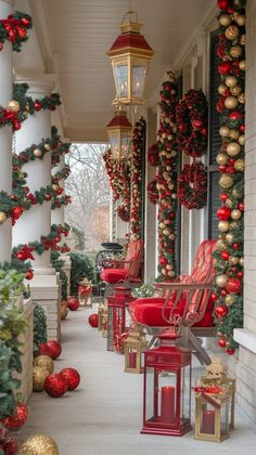 Red And Gold Christmas Decor, Gold Christmas Decor Ideas, Gold Christmas Decor, Elegant Ornaments, Red And Gold Christmas, Christmas Luxury, Gold Ornament, Christmas Window Decorations, Gold Christmas Decorations