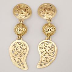 Chanel Cc Paisley Motif Drop Earrings 95p Clip-On Gold-Plated Vintage Details Brand Chanel Style Earrings Color / Material Gold /Gold-Plated, Country Of Manufacture France Serial Number 95a Dimension(Flat Putting) Size ( Inch ) W 1 X H 3.5 " (Approx.) Size ( Cm ) W 2.5 X H 9 Cm (Approx.) - - Weight Gram(Fullmeasure.) 0 G (Approx.) Come With ( Accessories) - Pockets Outside - Inside - Example Of Ranks S New,Unused Sa Less Frequently Used Items A There Is A Little Feeling Of Used, Good Condition A Paisley Motif, Jewelry Chanel, Chanel Style, Vintage Details, Chanel Earrings, Chanel Jewelry, Chanel Fashion, Style Earrings, Earrings Color