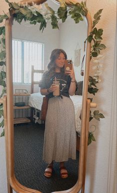 Trendy Teacher Outfits Plus Size, Boho Skirt Outfit Plus Size, Collard Button Up Shirt Women Outfit, Modesty Fashion Plus Size, 2023 Modest Fashion, Modest Hippy Outfits, Modest Outfits Skirts And Dresses, Spring Long Skirt Outfits, Mid Size Modest Outfits