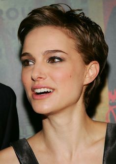 C Natalie Portman Short Hair, Haircut And Color, Penteado Cabelo Curto, Round Faces, Short Hair Styles Pixie, Natalie Portman, Short Curly Hair