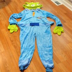 Super Cozy And Warm Alien Onesie Pajamas Size Medium Has A Three Eyed Hood With Ears New With Tags 25" Pt2pt 55" Long Unisex Fleece Alien Onesie, Onesie For Adults, Bavarian Costume, Lane Johnson, Blue Company, Disney Hats, Space Outfit, Adult Pajamas, Onesie Pajamas